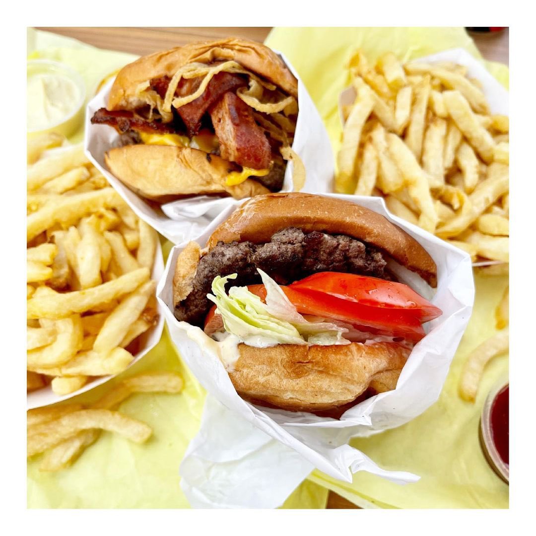 🥓 🍔 Keepin' it classic or ballin' out with the Bacon Crispinator? 🤔