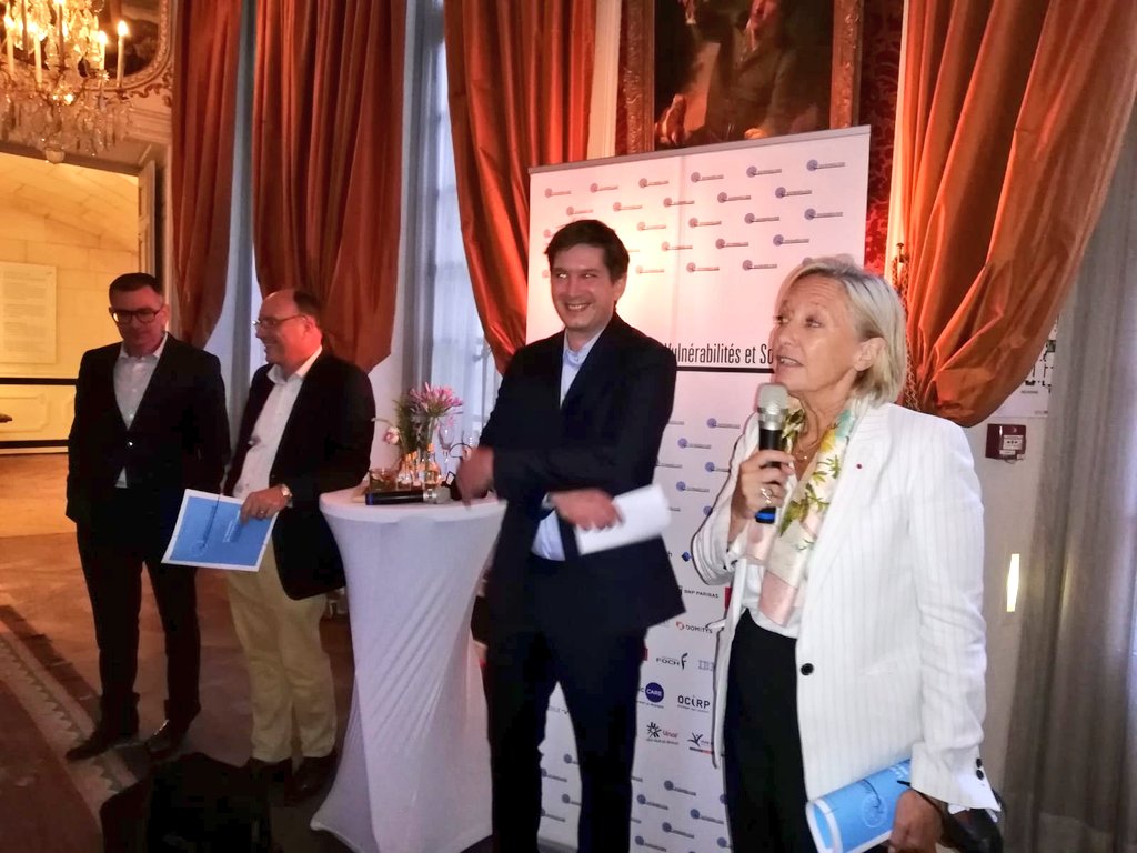 s_cluzel's tweet image. 📕 Remise par le think thank @CercleVS  de son étude &quot;La vulnérabilité, une énergie à convertir&quot; !

Une forte volonté commune de
👉Valoriser les compétences et le potentiel souvent inexploré des personnes en situation de #handicap
👉 garantir leur autodétermination