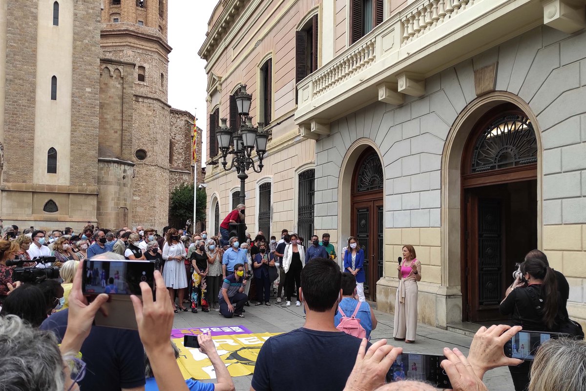 isoler3's tweet photo. Centenars de persones hem donat la benvinguda a Carme Forcadell a l' @Aj_Sabadell Hem mostrat la nostra solidaritat i indignació pels més de tres anys de presó injusta
Ningú del que s'autoanomena "govern de tots" @PSCSabadell @martapodemsbd ha tingut la dignitat de saludar-la https://t.co/0HZoBkBwSv
