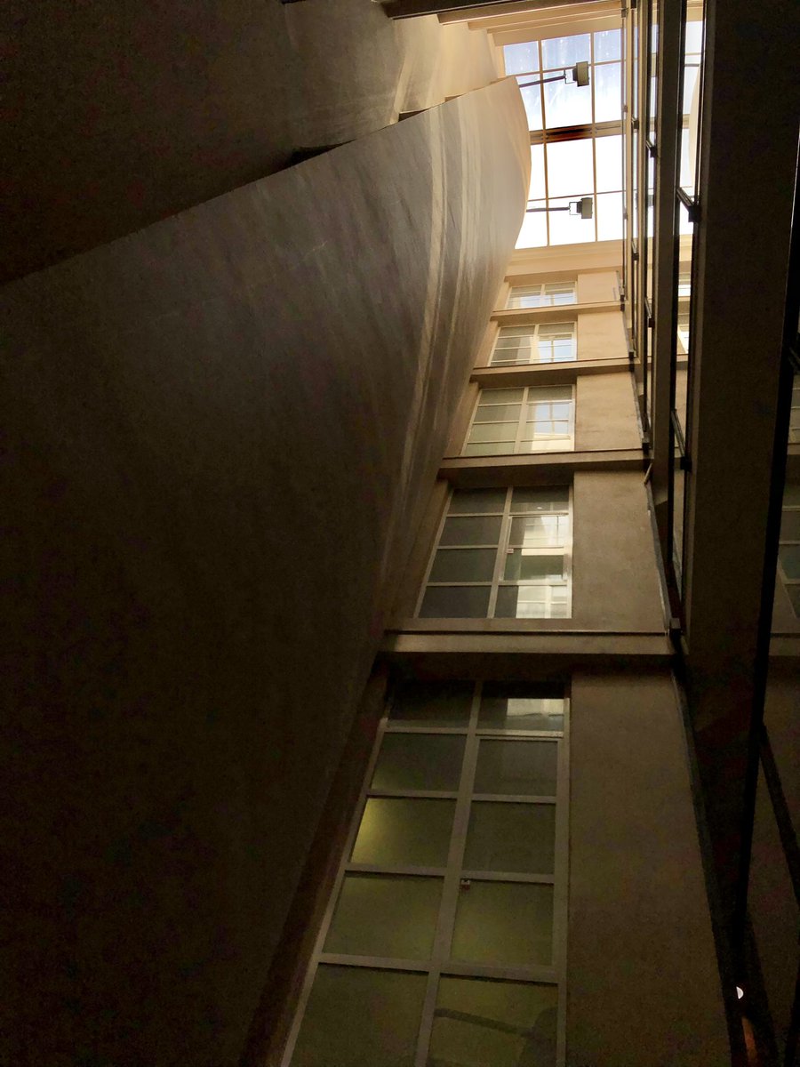 alfapla1's tweet photo. Cel obert.
Cel tancat.
Jocs de llum
sense guanyador.

Avantatges de pujar i baixar les escales a peu 🚶🏽

#celobert #edifici #lleida #edificisdelleida #igerslleida #arquitectura #architecturephotography #architecture #architecturelovers https://t.co/741KGjSNFN