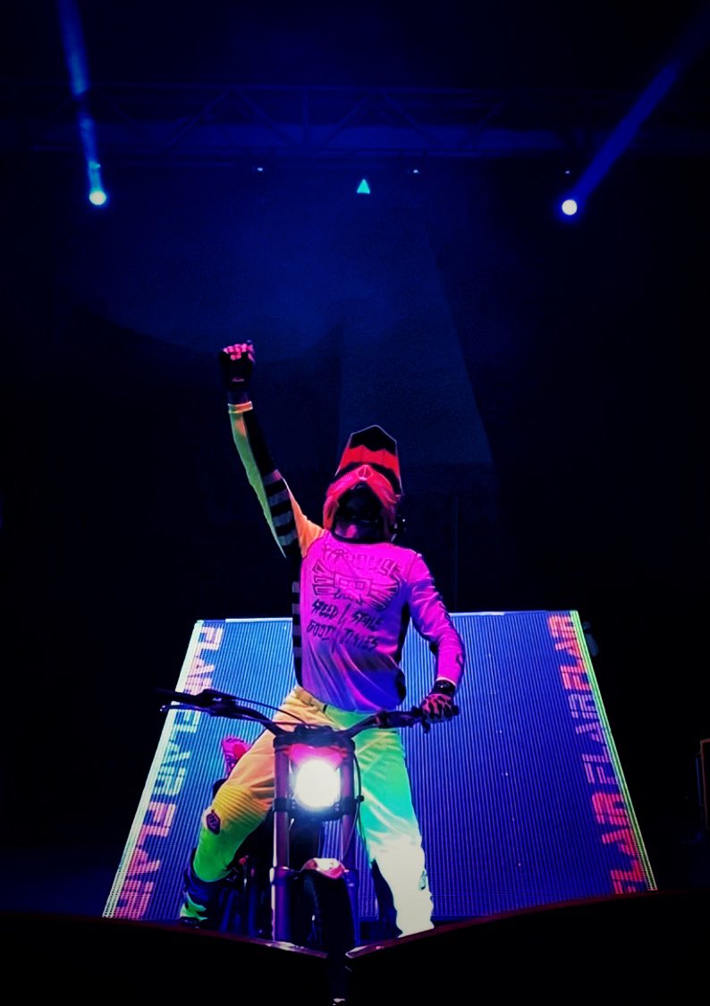 m_pol1's tweet photo. #mariospol #circuslife #passion #freestyle #show #enjoy https://t.co/HsIc9LY9Cx