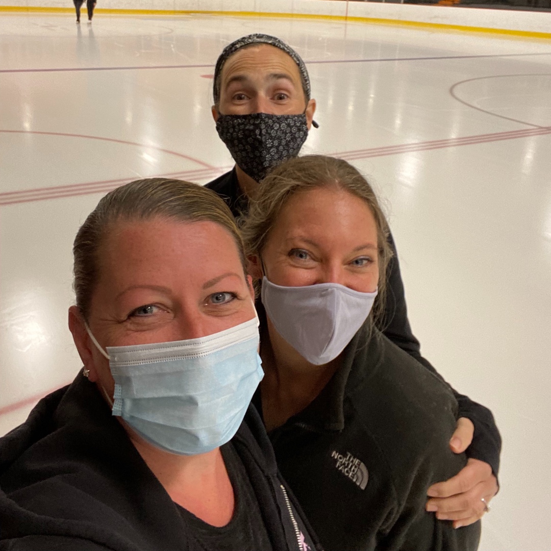 We loved polishing off our individual skills this month, but now it's time for a break! #EDCM and #EDCA had their last skills session until we begin more skills and choreography in August. We'll miss each other over this break! 
•
#adultfigureskating #summer