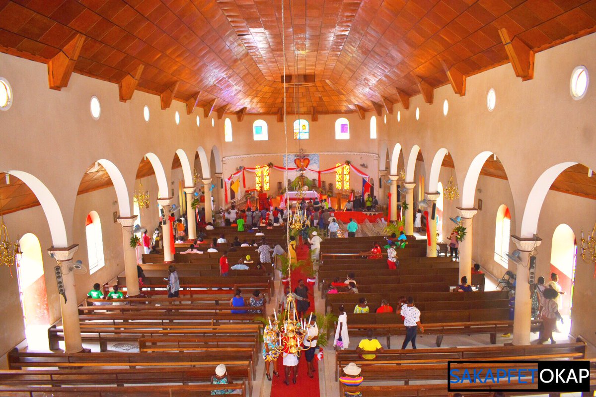 SakapfetOkap's tweet photo. 28 ak 29 jen se fèt vil Lenbe ki selebre Sen Pyè ak Sen Pòl (Saint Pierre et Saint Paul). Jounen an lanse ak mès legliz katolik la nan maten, ki jwenn ak pèleren ki vin rann omaj melanje ak sa ki ap danse chante san kanpe.
#sakapfetokap #okap #limbe #lenbe #ayiti #haiti https://t.co/y4iYczmY6E