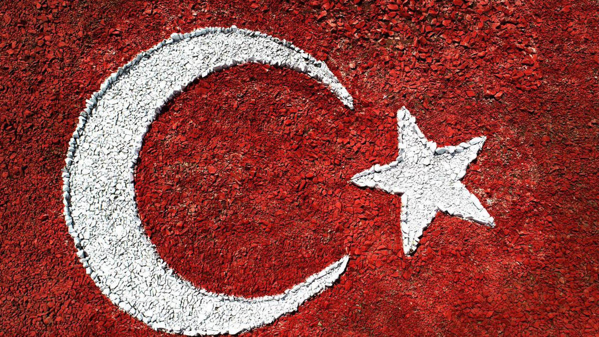 trthaber's tweet photo. Sivas'ın İmranlı ilçesinde görevli 23 asker, elleriyle topladığı 138 ton taş ile aynı karakolda görevliyken şehit olan 2 askerin anısına bölgedeki hakim tepeye Türk bayrağı yaptı.🇹🇷

https://t.co/KkfTD7Brmv https://t.co/i100EBfdNW