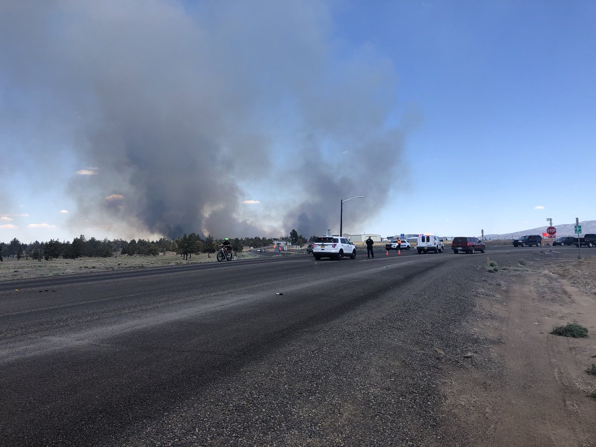 TysonKTVZ's tweet photo. Fire east of Redmond nearing airport property. Causing more road closures ⁦@KTVZ⁩ https://t.co/bEd875qtGj