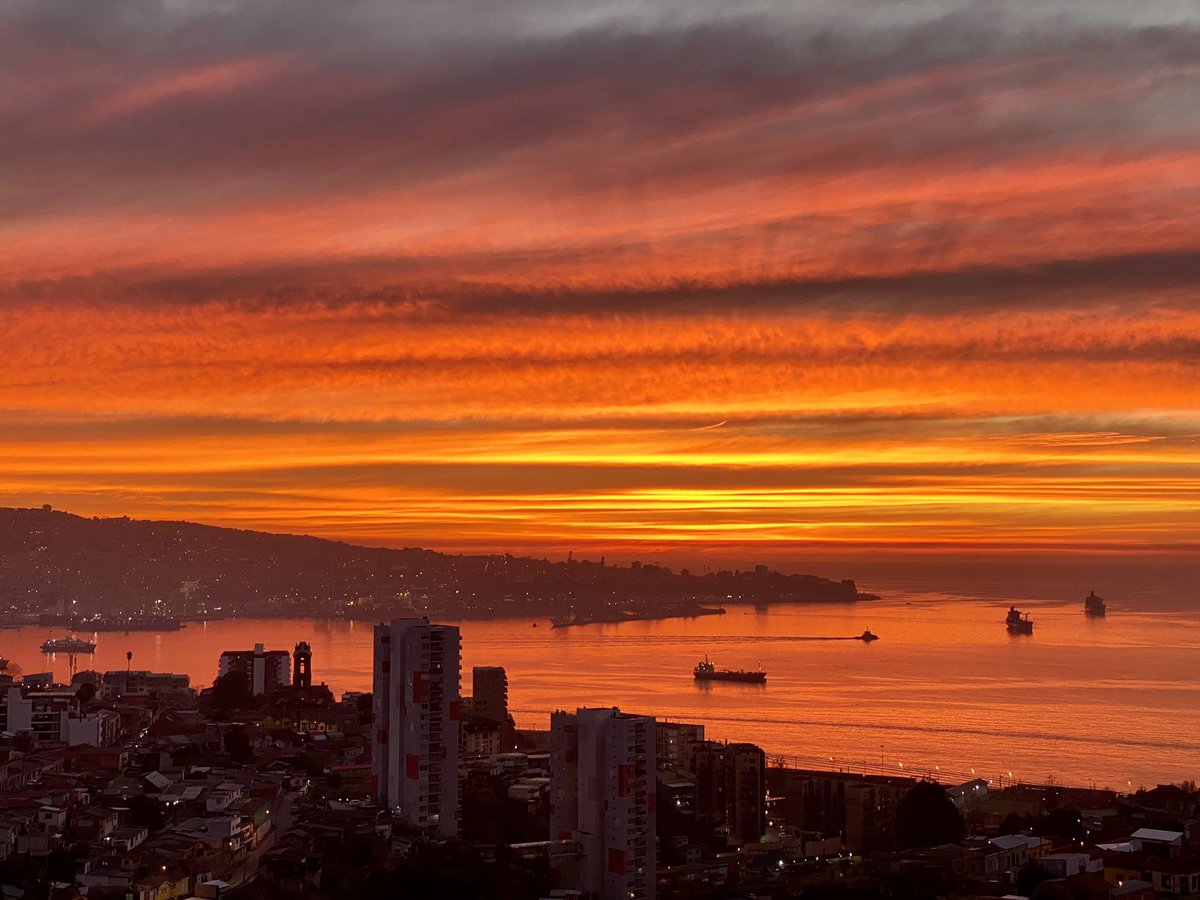 apuntesyviajes's tweet photo. Precioso atardecer el de hoy en #Valparaíso #BuenMartes 😍🌅 https://t.co/xQLFhvnU4k