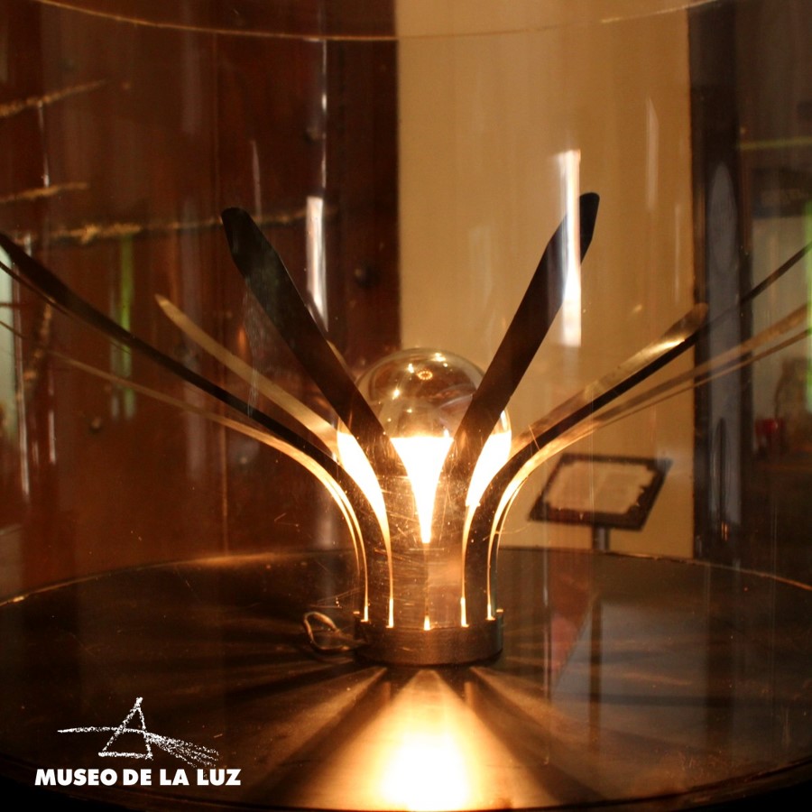 La #flor de metal consiste en un foco incandescente 💡 cuyos pétalos son láminas de dos metales 🌻. La escultura "florece" cuando el #calor expande el metal de la cara interna de los pétalos.

Asómbrate con #ciencia y #arte en nuestro canal de #YouTube 👉🏽 bit.ly/30gg5Ib.