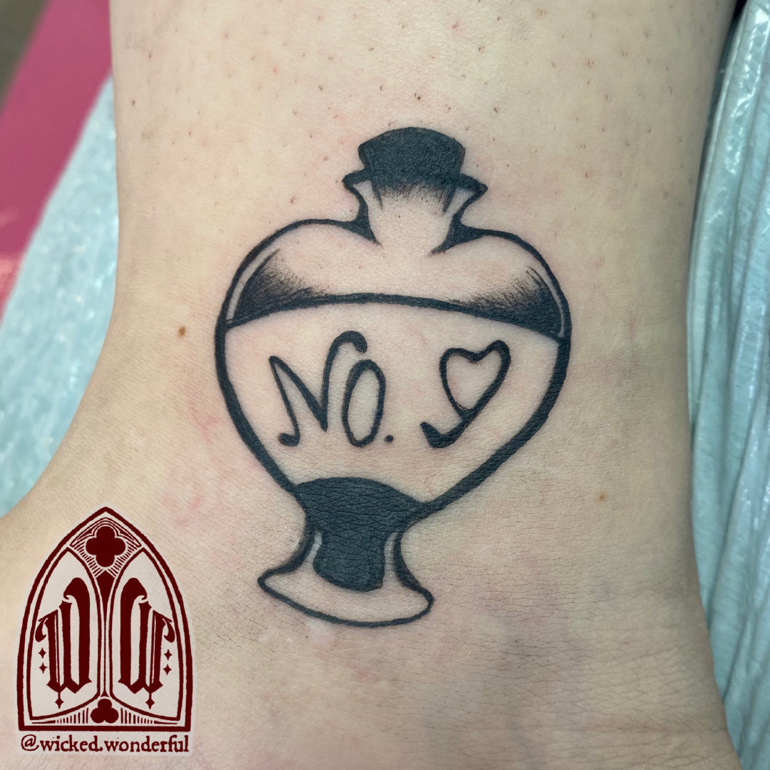 peachkinn's tweet photo. Love potion No. 9 from my flash on Mandie!
#tattooapprentice #apprenticetattoo #potionbottle #lovepotion #potionbottletattoo https://t.co/S82qruCZZv