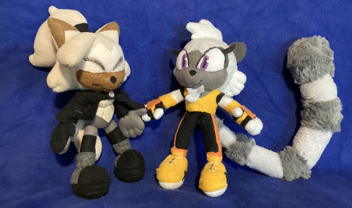 SonicRelated's tweet image. Happy Whispangle Week! While I don’t have anything in terms of art for it, here’s my newly completed Tangle and Whisper plushies that I did for a commissioner! Definitely a major step up from my originals! 

#Whispangleweek2021 #Whispangle #Tanglethelemur #WhisperTheWolf