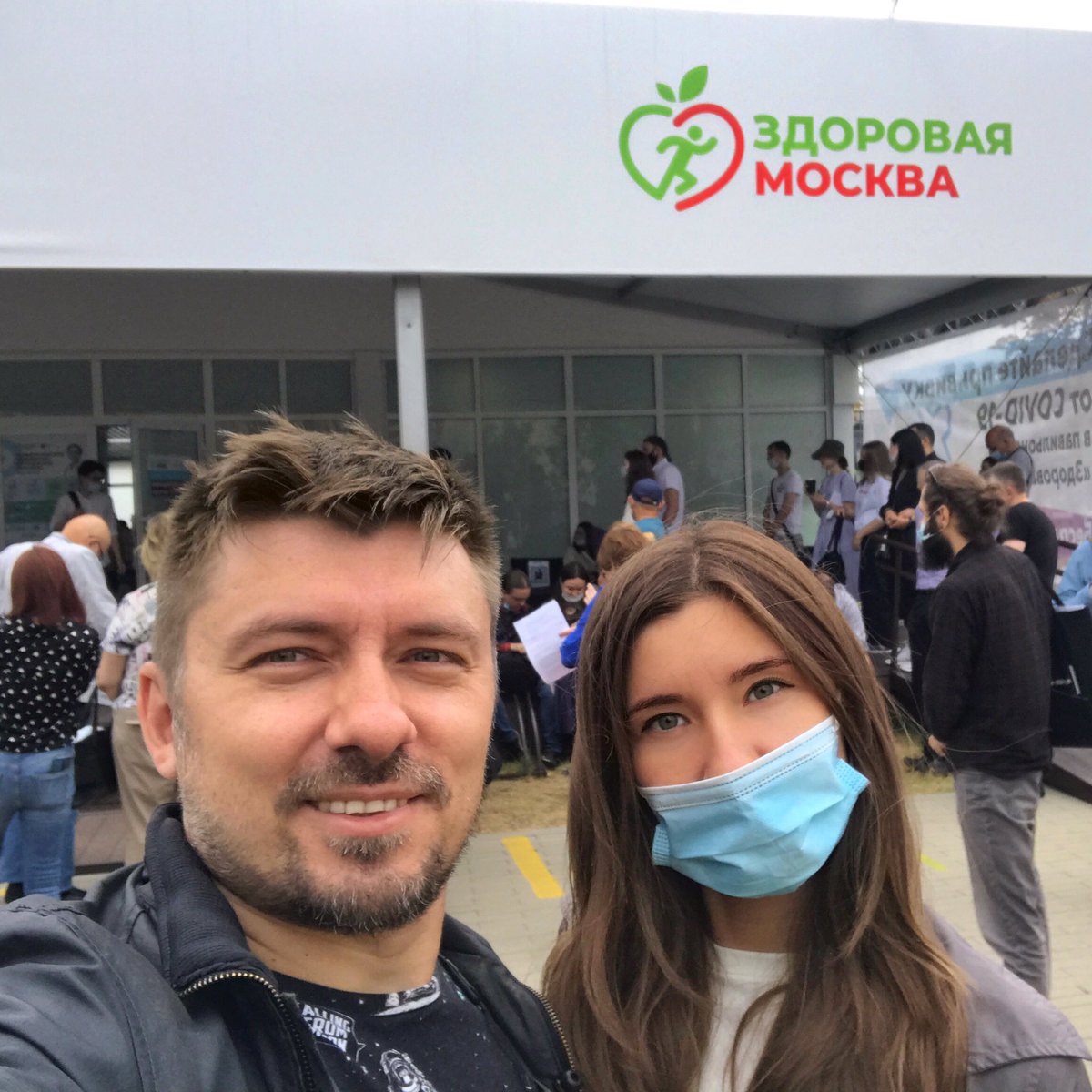 Вакцинировались. Полет нормальный. Почти год назад переболели и больше не хотим. Ну его нахер, ещё раз оставаться без обоняния - спасибо, не надо. Лучше пару укольчиков сделать и жить не парясь. Тем более что новый дельта штамм ещё хуже, пусть им антипрививочники болеют 😷