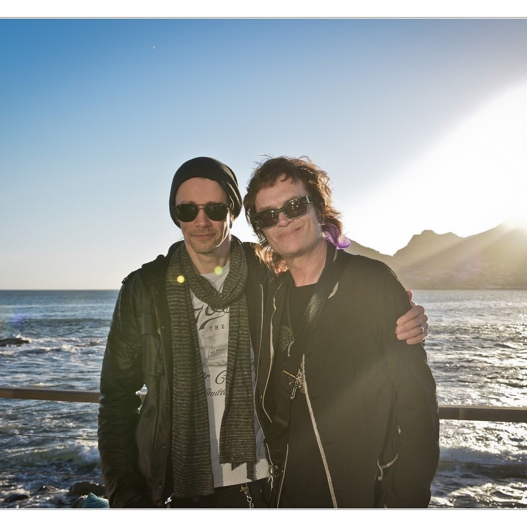 Myles on IG : « 8 years to the day hanging with friend, legend and beautiful spirit that is @glennhughesonline while in South Africa with <a href="/kingsofchaos/">M&L Chaos</a> in 2013. Loving his new record with <a href="/thedeaddaisies/">The Dead Daisies</a> 🔥🤘🏻🖤#soulbrother #memories #legend #vocalist »