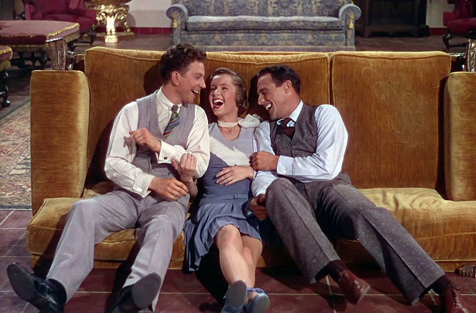 BwayGhostlight's tweet photo. This was the original Bisexual couch. https://t.co/5RRGkMN7Ic