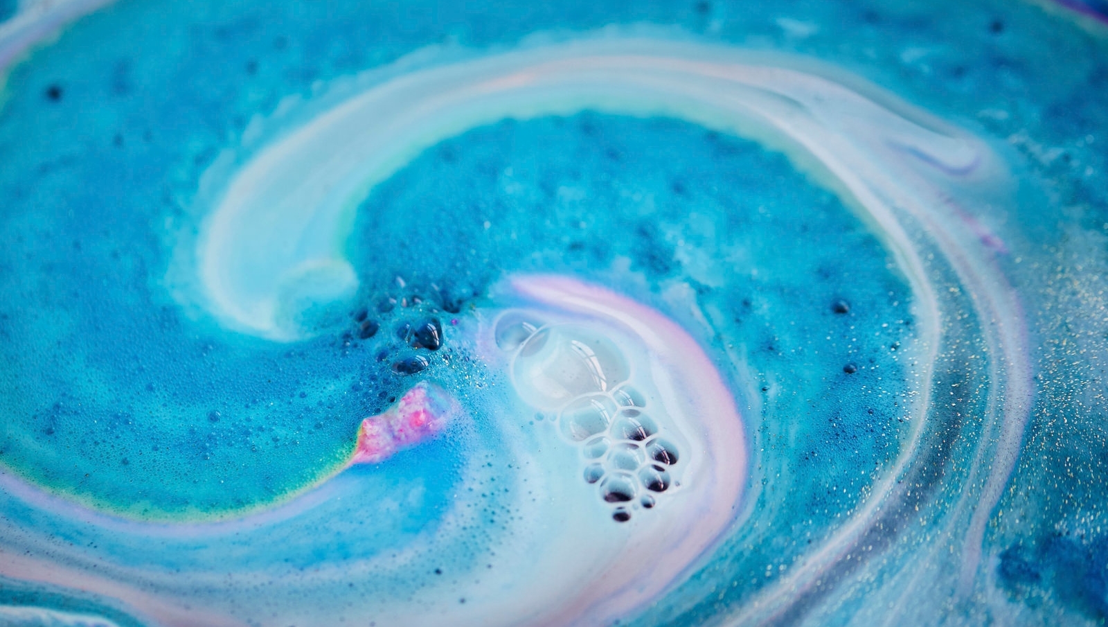 Lush ラッシュ 公式 暑い季節もお風呂が気持ちいいのは ミントがスーッと香るバスボム インターギャラクティック のおかげ 澄み渡る宇宙のような青い銀河に身をまかせたら 体も心もふわっと無重力になってしまいそう 夏におすすめの入浴料はこちら
