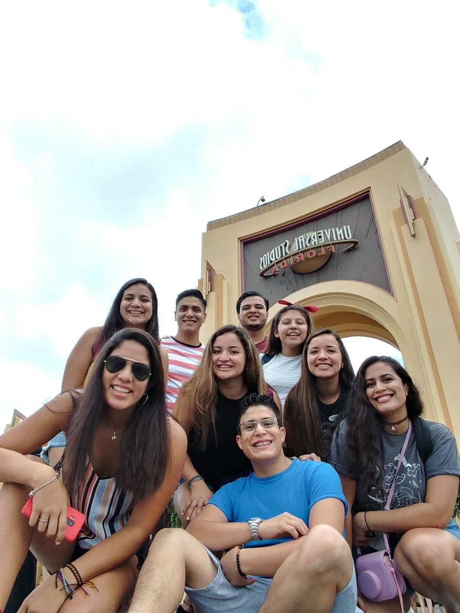 SanFlores_'s tweet photo. La verdad es que viajar a Disney/Universal con mis primos y hermanos, fue una de las cosas más hermosas y chivísimas de mi vida. 🥰

#primadventure https://t.co/nx6nDpvjne
