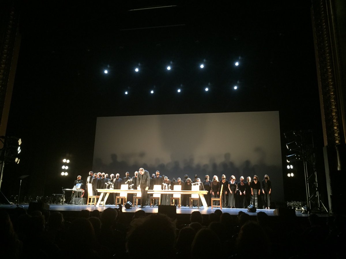 #Rabin #Gitai #Israel #Palestine Du monde sur scène. Et ça déménage. Tension Suspens Assassinat. Musiques,Textes, Témoignages. Sobre Essentiel.