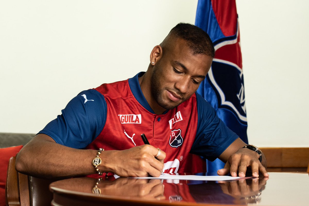 EnlaceDIM's tweet photo. #Edwar López es nuevo jugador del #Medallo
✍️✍️✍️
El extremo Antioqueño se suma al #Decano
¡Le deseamos todo los éxitos!
#Dim2021 💙❤️ https://t.co/DLa5yZhmjz