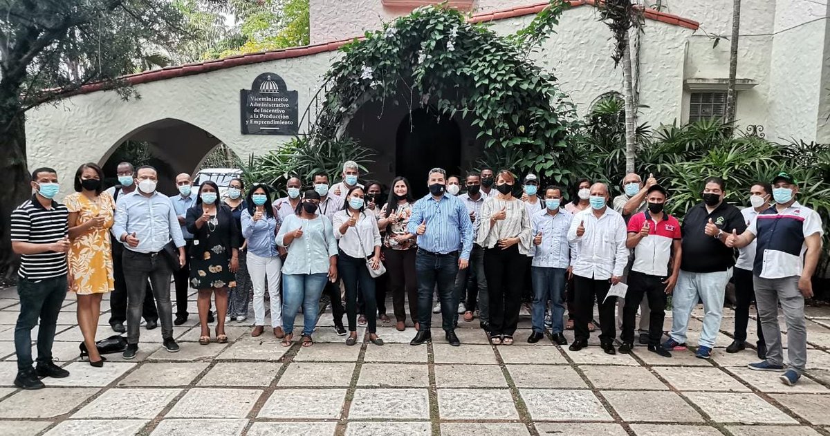 hecmiliogalvan's tweet photo. Reunión del Equipo de Voluntarios de la @UESProyectos listos para la Jornada Especial de Vacunación. Instruidos por @luisabinader  LISTOS para salir Pedernales #RumboSur https://t.co/DdFw8YK2zp
