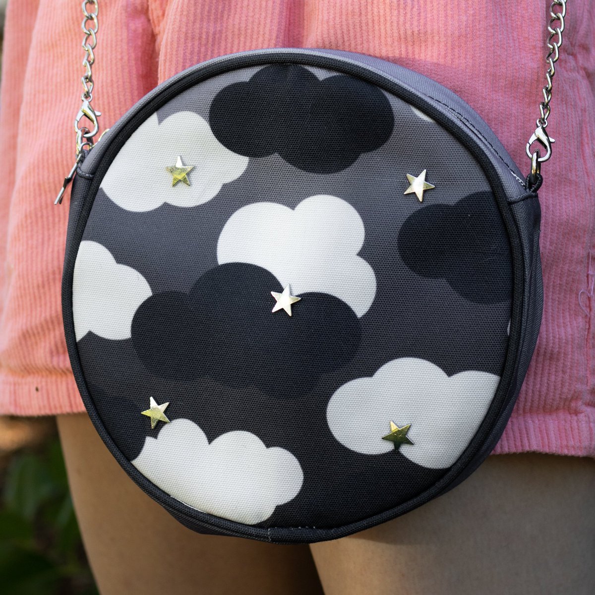 clammyheart's tweet image. ✨☁️ GIVEAWAY! ☁️✨ one winner will receive all three colorways of our sparking clouds purse! 🌟
☁️ must be following
✨ retweet to enter
☁️ open internationally
✨ giveaway ends 7/9, good luck!