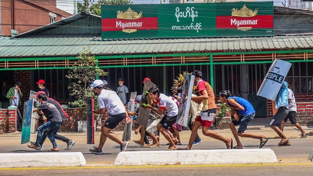 info_SRM_Photo's tweet photo. Protest for their friends who arrested by the military at North Okkalappa, Yangon. 2021/3/10-RFA Burmese
#hearthevoiceofmyanmar #whatishappeninginmyanmar #againstmilitarycoup #savemyanmar #generationz #myanmar https://t.co/eFmRBPtoQX https://t.co/FXSVWi8kFk