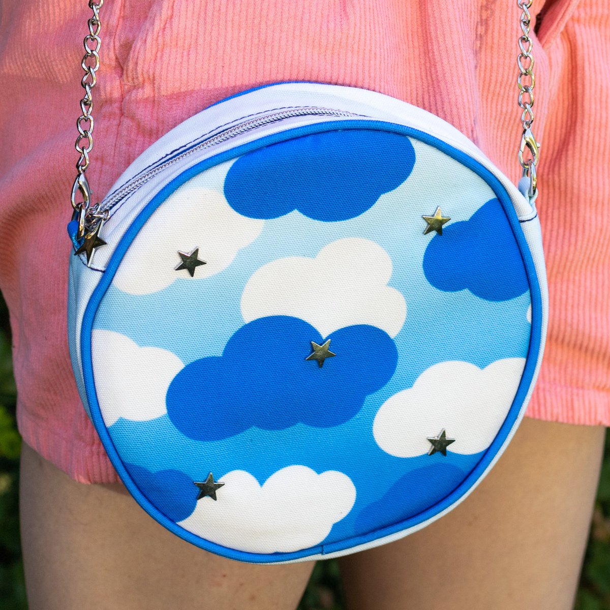 clammyheart's tweet image. ✨☁️ GIVEAWAY! ☁️✨ one winner will receive all three colorways of our sparking clouds purse! 🌟
☁️ must be following
✨ retweet to enter
☁️ open internationally
✨ giveaway ends 7/9, good luck!