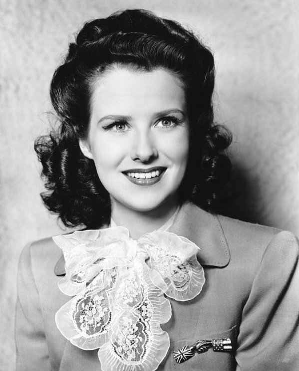 DrPopCultureUSA's tweet photo. Ruth Warrick was born in Saint Joseph, Missouri on June 29, 1916.  She made her Hollywood debut in 1941 in "Citizen Kane" as Emily Norton Kane. Welles hand-picked her for the role of his wife because he said there were no "ladies in Hollywood" who fit the bill. @CKaneMinute https://t.co/qmymA2LE1y