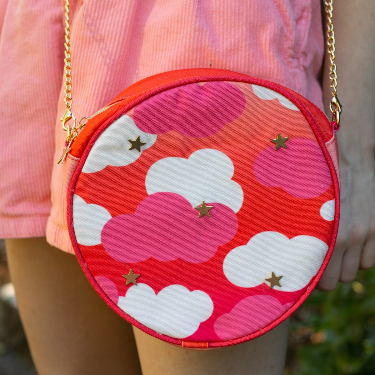 clammyheart's tweet image. ✨☁️ GIVEAWAY! ☁️✨ one winner will receive all three colorways of our sparking clouds purse! 🌟
☁️ must be following
✨ retweet to enter
☁️ open internationally
✨ giveaway ends 7/9, good luck!