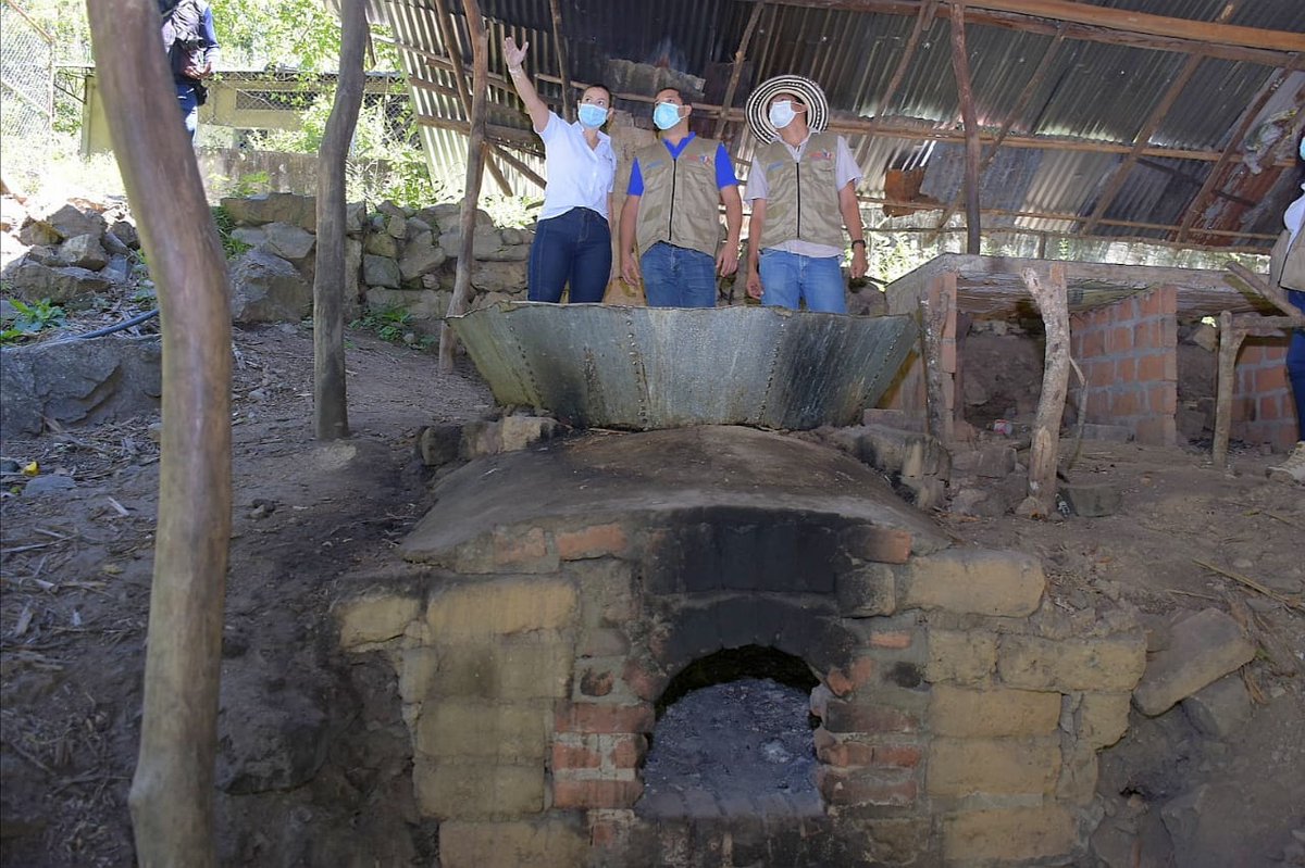 SecDesEconomico's tweet photo. Estuvimos en el centro de producción de panela en corregimiento de #Chemesquemena con el fin de revisar sus condiciones y establecer una hoja de ruta para el impulso a su reactivación como parte del proceso de respaldo a nuestros productores de la zona rural. https://t.co/ZyBUMnl8Zt