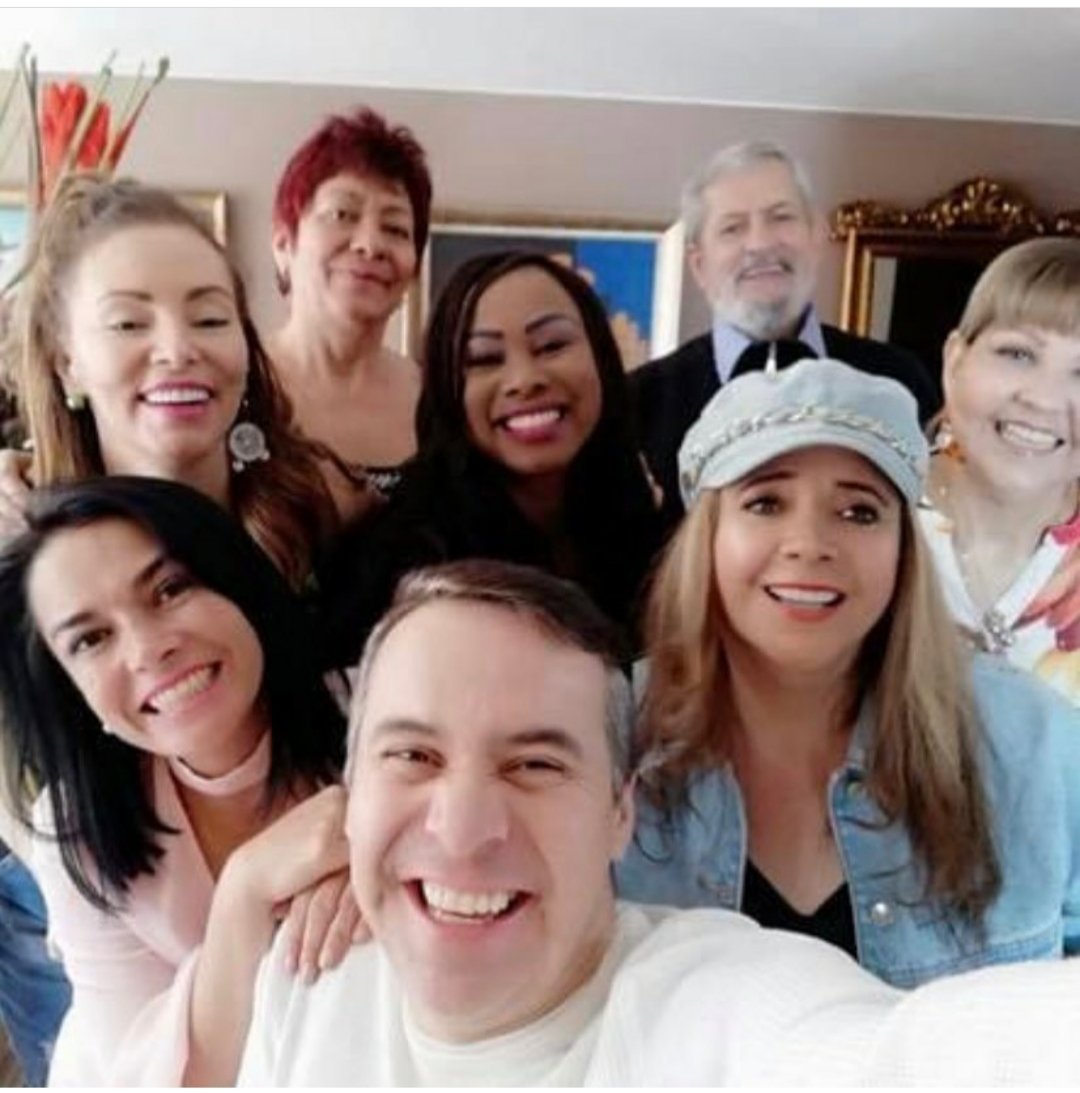 polillafeliz's tweet photo. Ay Alí 😔....nuestro último almuerzo ,unos días antes de esta maldita pandemia que nos roba gente entrañable😰como siempre las puertas de nuestro hogar de @lagordafabiola abiertas para charlas y conspiración contra el pasado y lindos recuerdos....😔😔 https://t.co/GlYn3Rwmn4