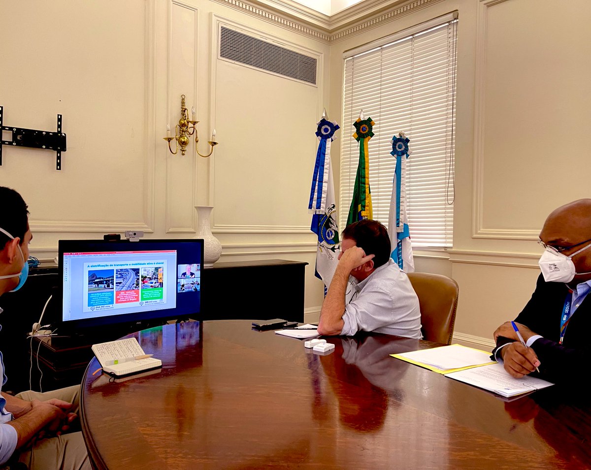 Hoje o prefeito <a href="/eduardopaes/">Eduardo Paes</a> reuniu-se com o Diretor Regional do <a href="/c40cities/">C40 Cities</a> para América Latina, Manuel Oliveira, na cia de <a href="/ilancup/">Ilan Cuperstein</a>. Na pauta: a atuação da rede nos últimos 6 meses, os eventos planejados para próximo ano e as expectativas de aumento de cooperação com o #Rio. 🌳