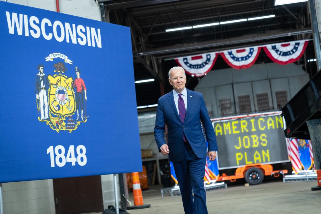 In Wisconsin, more than 1,000 bridges are structurally deficient, 82,000 children lack access to reliable internet, and there are more than 70,000 lead service lines in Milwaukee alone. I stopped by La Crosse to share how the Bipartisan Infrastructure Framework will change that.