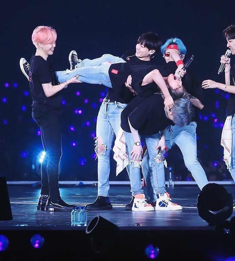 hoscass's tweet photo. Namjoon sendo boiolinha pelo seus meninos; a thread https://t.co/RmvxgAXCXJ