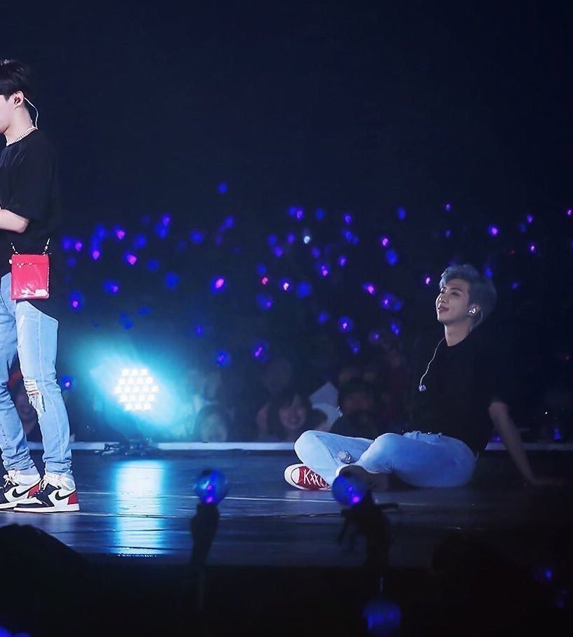 hoscass's tweet photo. Namjoon sendo boiolinha pelo seus meninos; a thread https://t.co/RmvxgAXCXJ