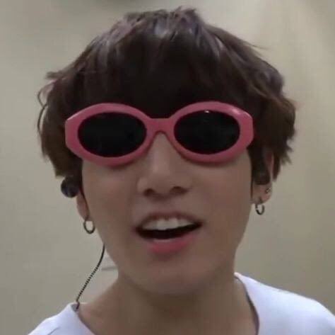 annegcf's tweet photo. Jungkook         🤝🏻        Cachorrinho 
de óculos                      de óculos https://t.co/Ocg3gigTNE