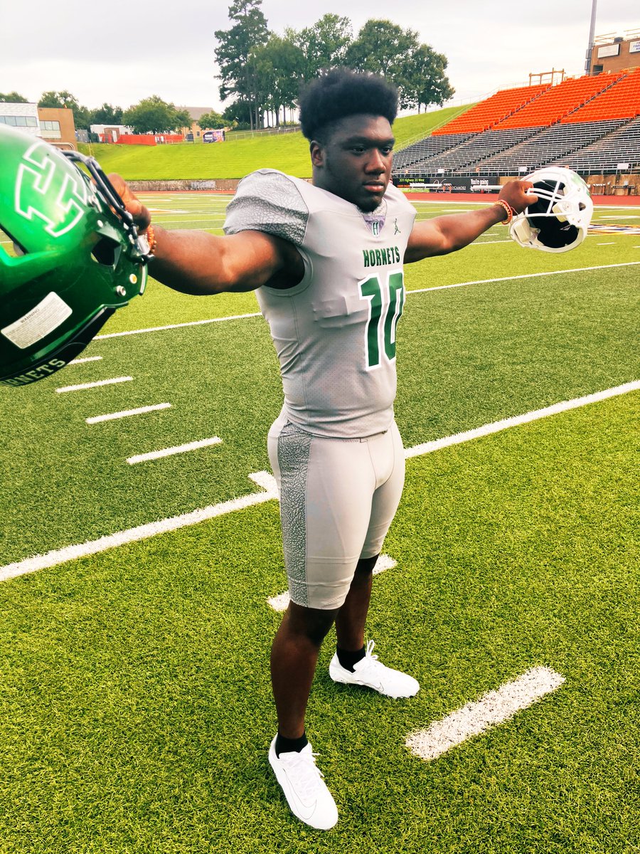 vypehouston's tweet photo. VYPE 2021 🏈 Photoshoot powered by @Whataburger: @_HuntsvilleFB_ LB @Calvin_Simmons4 showing off that wingspan #txhsfb #whatasnap https://t.co/FcDIfg4jBm