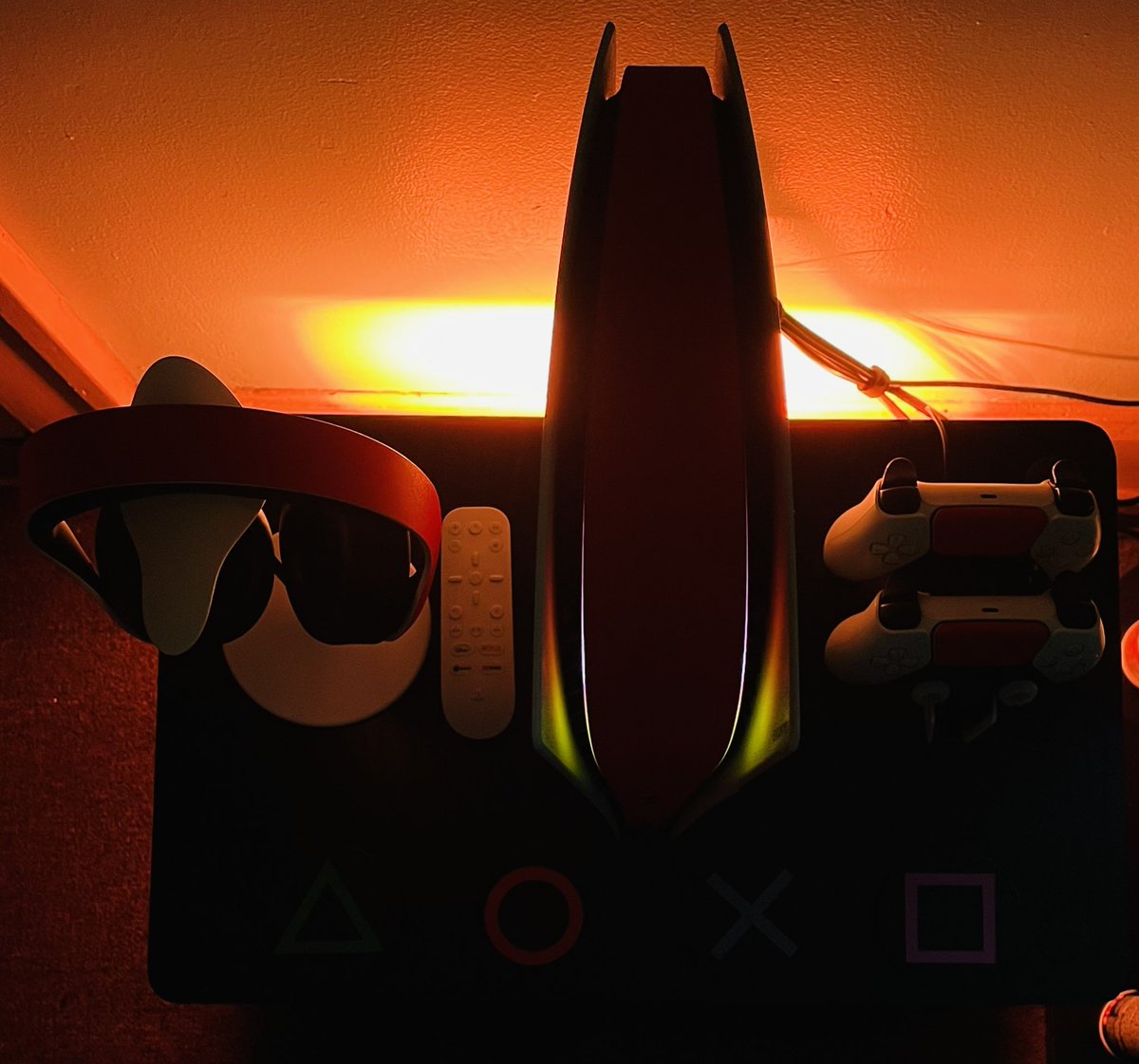 LEX_CARTER85's tweet photo. 💡’s OFF 💡’s ON 🔥🔥🔥🔥
Made a slight upgrade #PS5
#PS5Setups 🔥☺️🔥
@Xtremeskinsuk #Xtremeskins Thanks for hearing me out snd making the skins for the #Pulse3DHeadset available too! https://t.co/TNmuGbDdUK