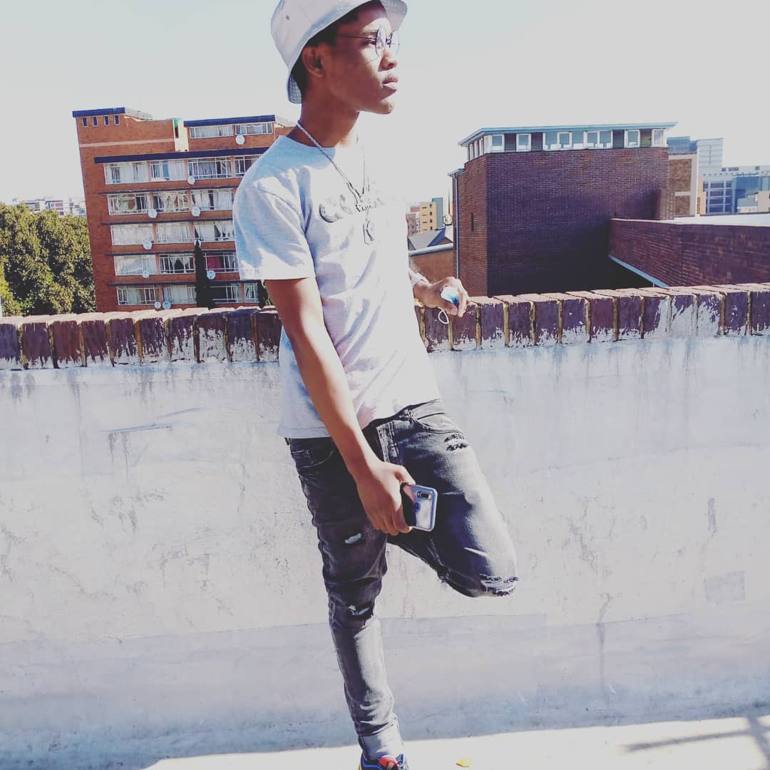 B_Quaintsa's tweet photo. Rooftop pics🤭📸,you know the vibes 😁, drip licking💦...Im gonna drop some of the freestyle vidoes 🎥🔥 if y'all show me some luv🙏🏿💚 https://t.co/yz5owQArbZ