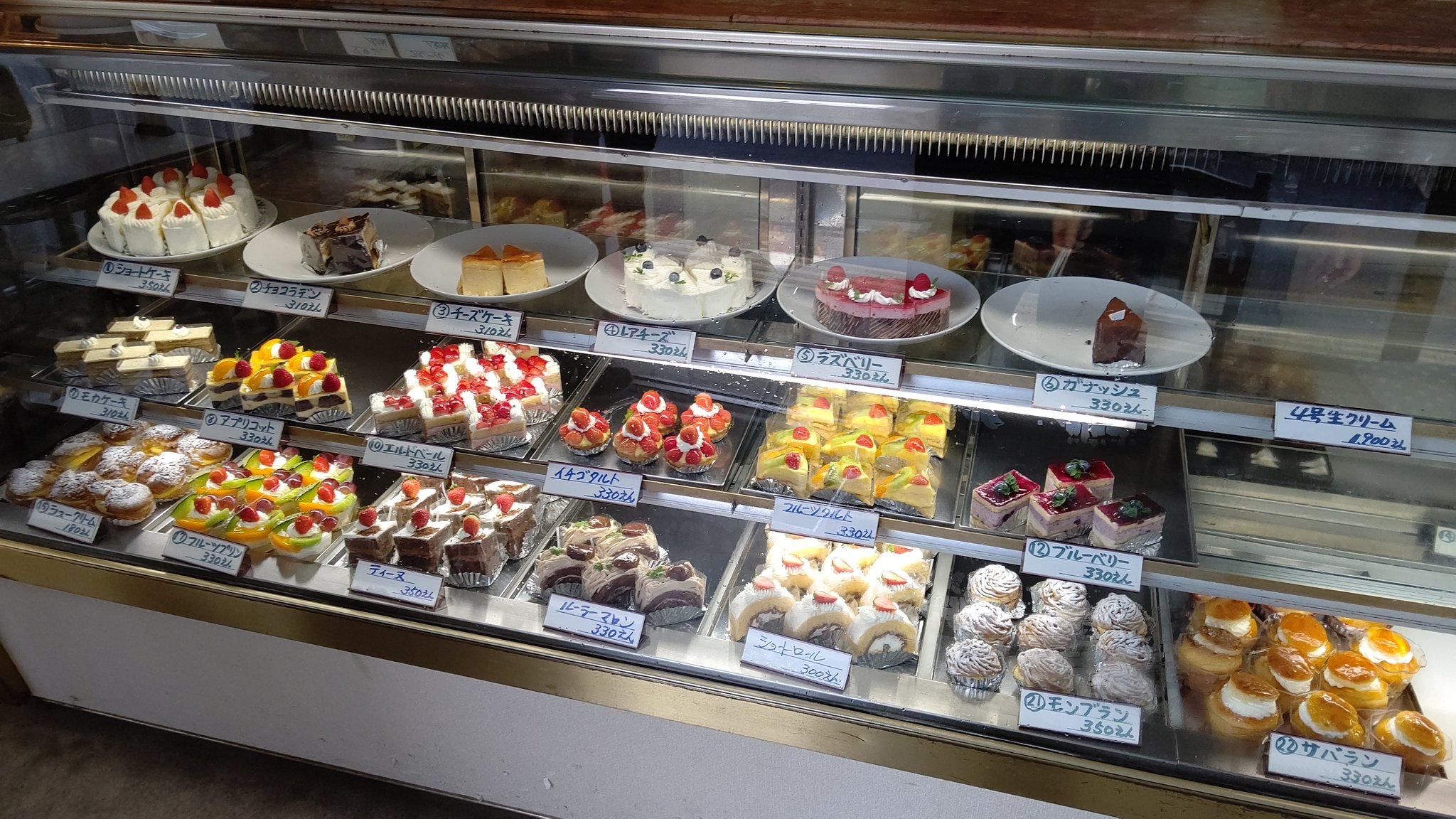 Iro Tori Dori 今日で閉店でことで 来ちゃった ケーキ2個とアイスコーヒー 万人受けする素朴な味で美味しい お疲れ様でした コールドンブルー ケーキ Cake ケーキ屋 町のケーキ屋さん 喫茶部 純喫茶 喫茶店 東京喫茶店 喫茶店巡り カフェ巡り