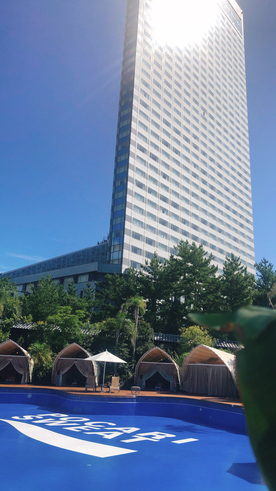 ナオヤ 世界一周中 シェラトン宮崎のプール開きは7月22日 期間は9月日まで 今年限定 でプールにポカリスエットのロゴが入っています 注意 プールにポカリスエットは入っていません シェラトン宮崎 プール開き T Co
