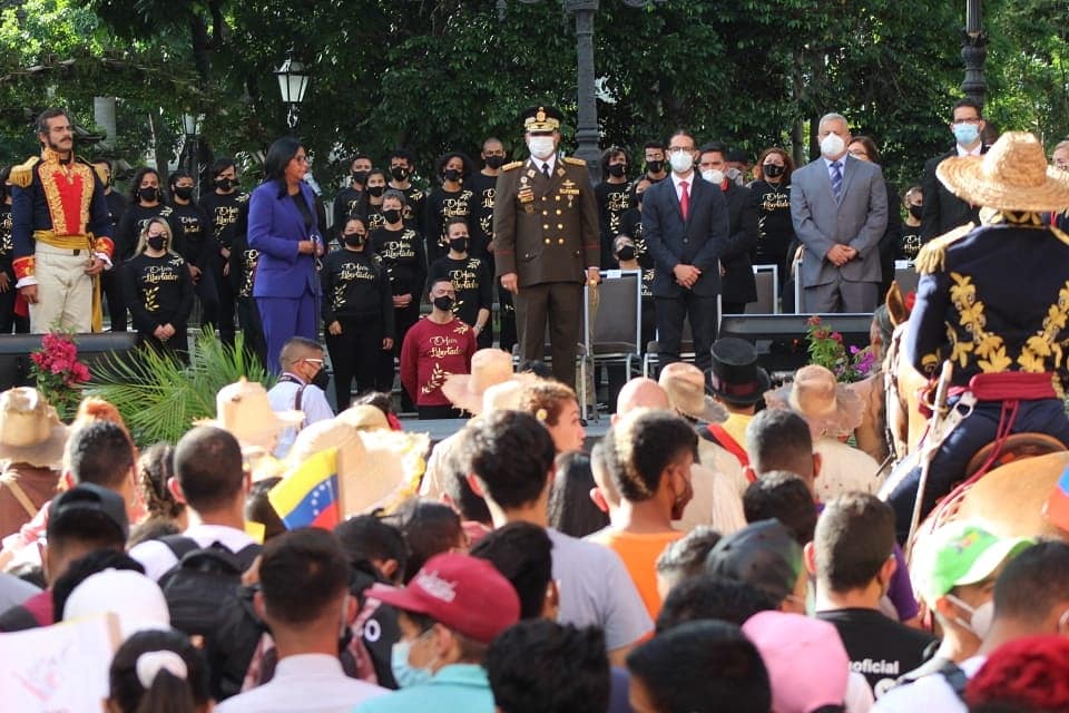 soyCesarTrompiz's tweet photo. Celebramos junto al pueblo, 200 años de la entrada triunfal a Caracas del Libertador Simón Bolívar y su Ejército Patriota luego de la brillante victoria obtenida en la Batalla de Carabobo.

Sigamos junto a nuestro presidente @NicolasMaduro defendiendo y conservando la patria. https://t.co/J6qyaOM242