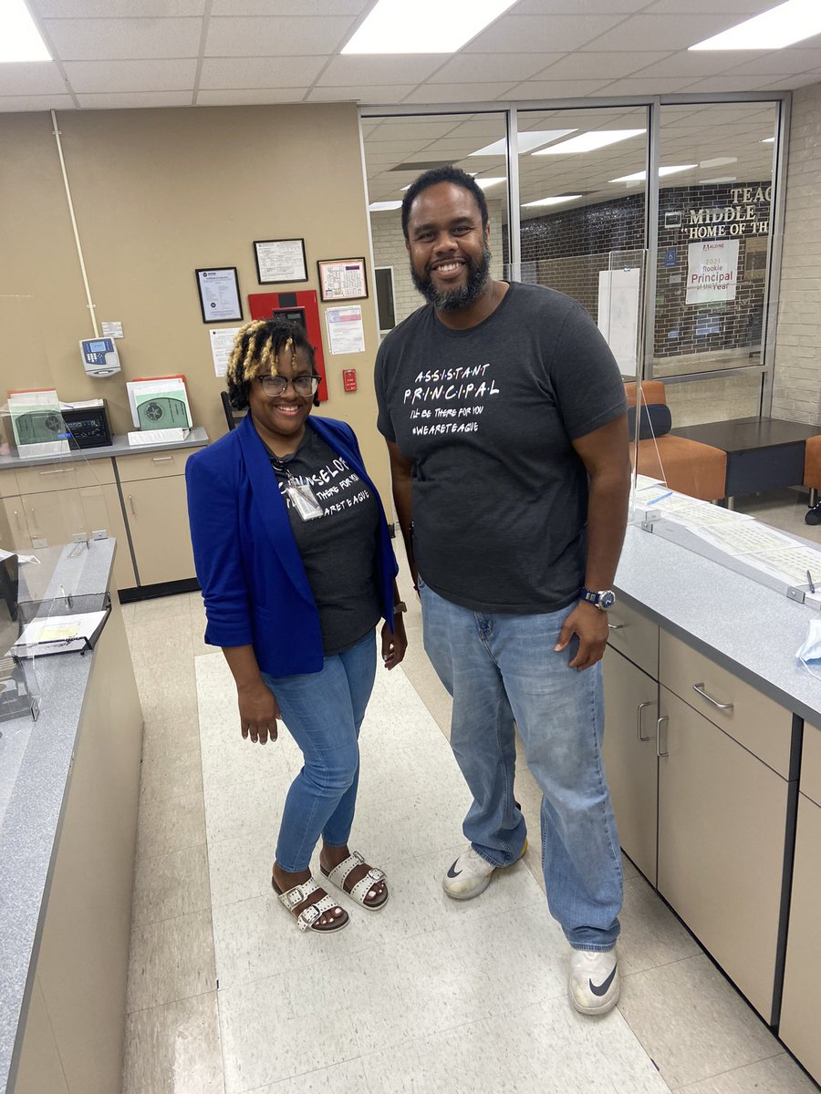 lstoliver12's tweet photo. A late entry to Teague’s twin day.@TeagueLMC @TeagueMS_AISD #twinningonatuesday https://t.co/ZuQFET7FxE