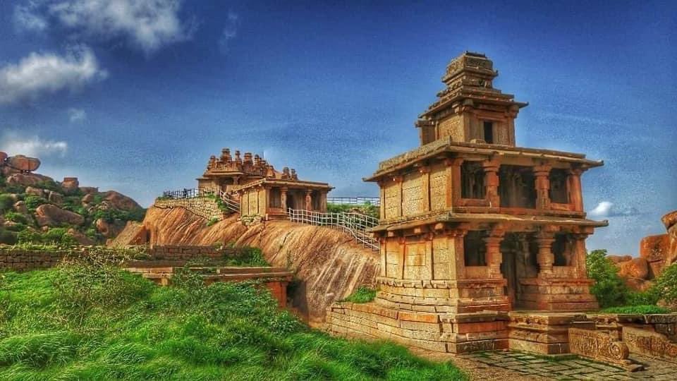 🇮🇳11th Century Chalukya/Hoysala Era Historic Chitradurga Fort, Karnataka lies in midst of a valley formed by Vedavati &amp; Tungabhadra Rivers.There are 18 temples in the Upper Fort &amp;1 huge temple in the Lower fort🚩 #IncredibleIndia 
#VocalForLocal