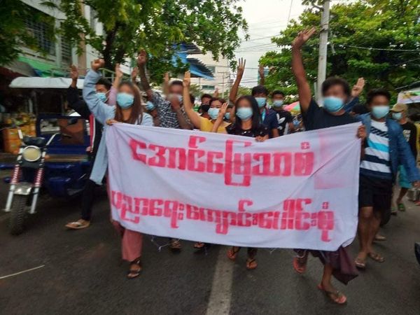 TostevinM's tweet photo. Some of the latest protests against military rule in Myanmar #WhatsHappeningInMyanmar https://t.co/iYj5YSjMan