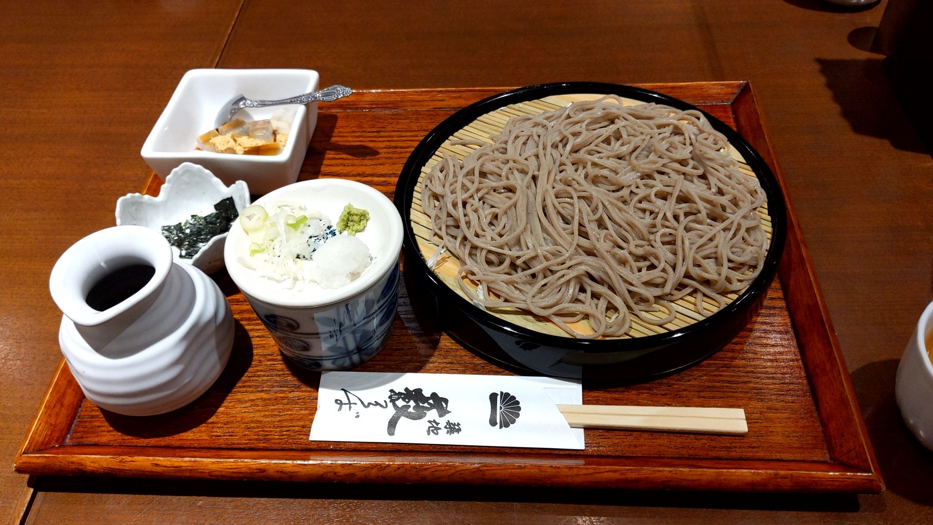山本千尋 今日は久々にランチ頂きました 日本橋の藪そばでシンプルにもりそばを お蕎麦はいつ食べても美味しいですね 仲良くしてもらっている建設会社の社長夫妻にごちそうになっちゃいました ごちそうさまです 今日のランチ 藪そば ご当地グルメ