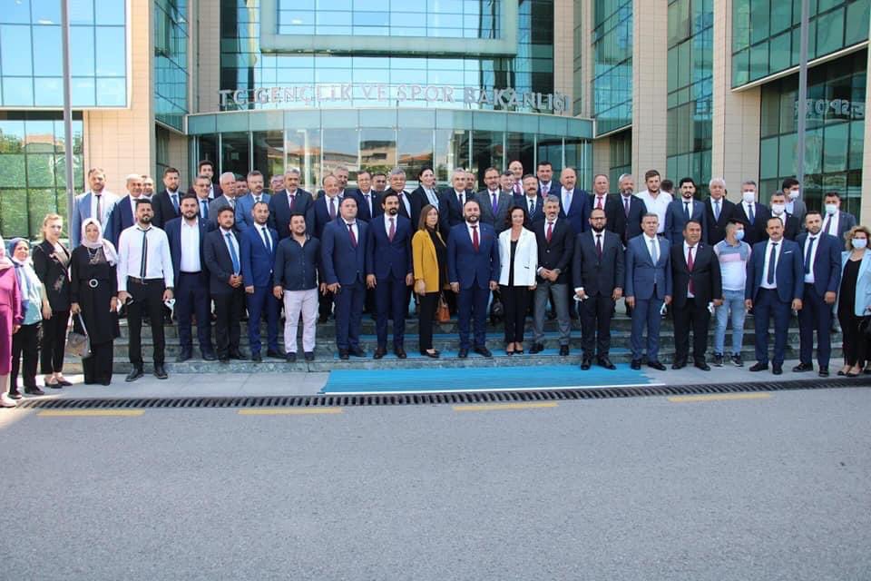 Gençlik ve Spor Bakanlığımızın Aydın ilinde yapacağı tesislerin protokol törenine Cumhur ittifakı olarak geniş bir bir katılım sağladık. Sn <a href="/kasapoglu/">Dr. Mehmet Kasapoğlu</a>’na ilçelerimizde yapılacak bu yatırımlar için teşekkürler ediyorum.