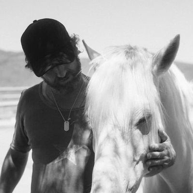 GerardButlerSF's tweet photo. One of Gerry's favorite charities. He's visiting #SkydogSanctuary.
They rescue wild Mustangs and Burros. https://t.co/YoKcZYhxqH