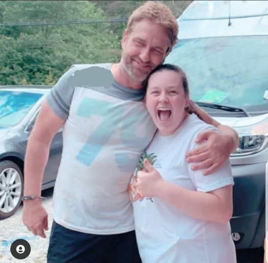 GerardButlerSF's tweet photo. Gerry with a fan while filming in Georgia. This is too cute
June 5, 2021 #gerardbutler Photo credit Lauren Brooke https://t.co/x2P8aiJnTH