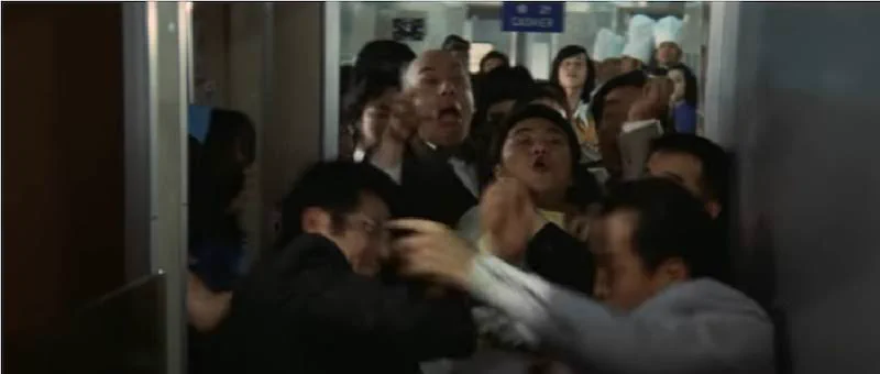 @fukuokamakoto 東映映画「新幹線大爆破」で車内の公衆電話に多数の乗客が群がったシーンを一つの栄光としてお伝えしましょう。 