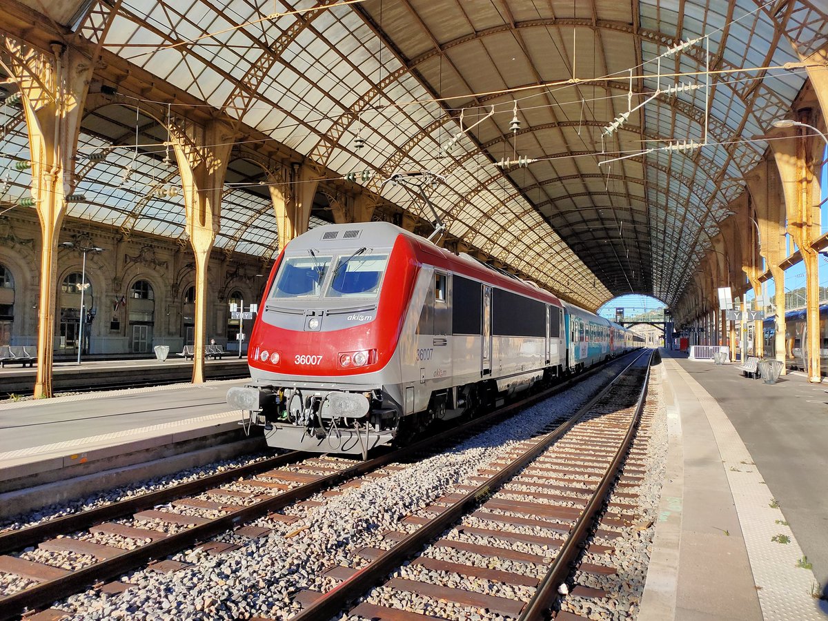 lejeunedutrain's tweet photo. Dernier départ de Nice-Ville pour #Thello avec l'#EC139 a destination de Milano Centrale. Une page du ferroviaire se tourne sur la Côte d'Azur. Pensée pour tous ces salariés. https://t.co/LTHxPuQCO8