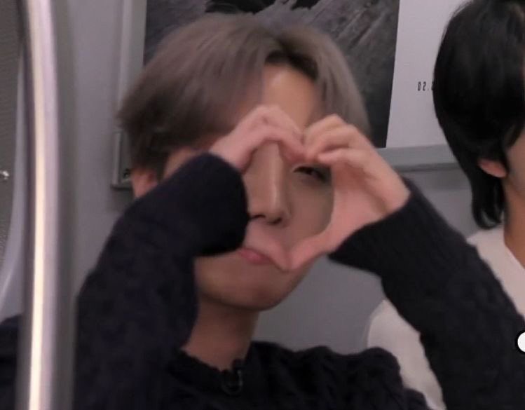 moonthv00's tweet photo. Por si tuviste un mal día, Hobi viene a arreglarte la vida. Abro hilo✨✨ https://t.co/wNiLFmFw3i