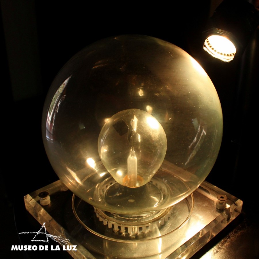 El #radiómetro de Crookes es un molinillo dentro de una esfera de vidrio. Cuando la #luz incide el aspa, su #energía agita las moléculas de aire cercanas a los bordes de las paletas, haciéndolas girar. 🔦✖️

Conoce más en nuestro canal de #YouTube 👉🏽 bit.ly/30gg5Ib.